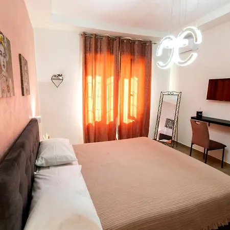 Parthenope Luxury House בית הארחה